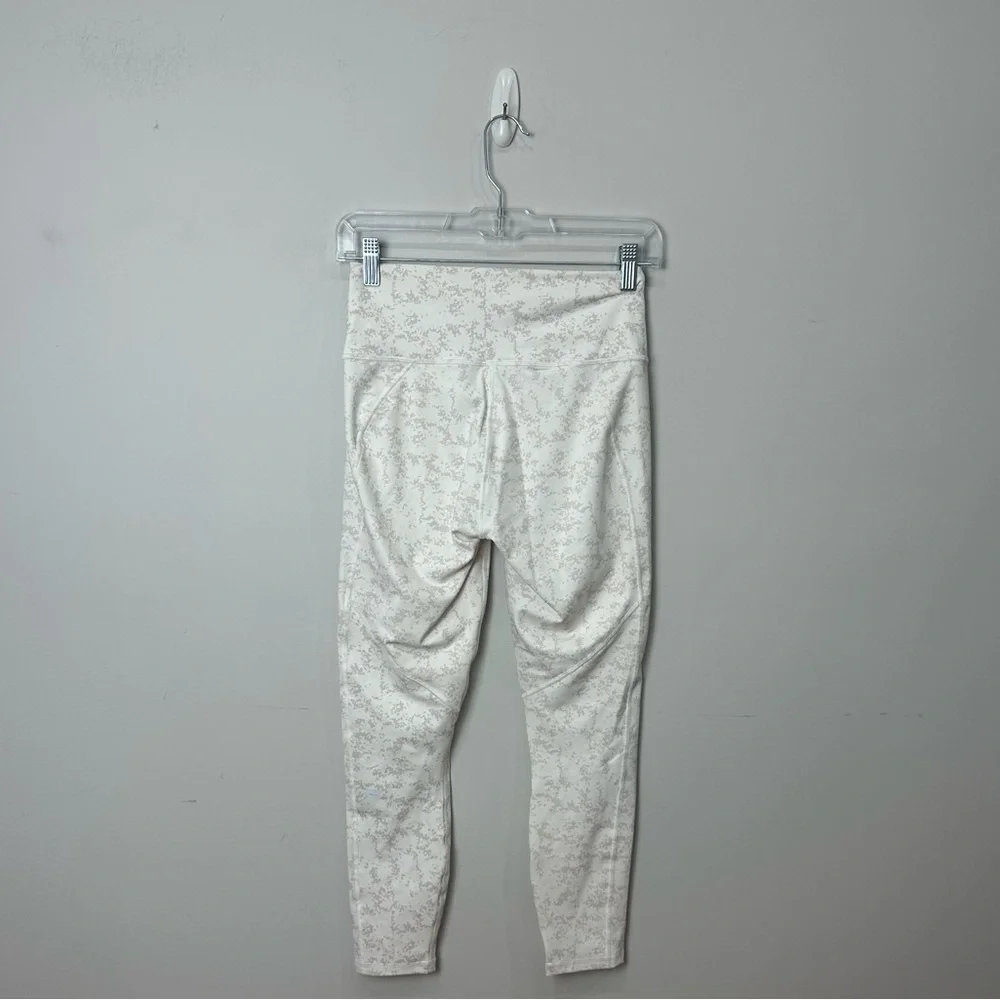 Fabletics Define High Waisted 7/8 leggings white camo